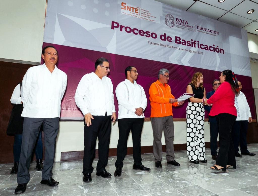 Entregan Bases A M S De Mil Docentes De Baja California