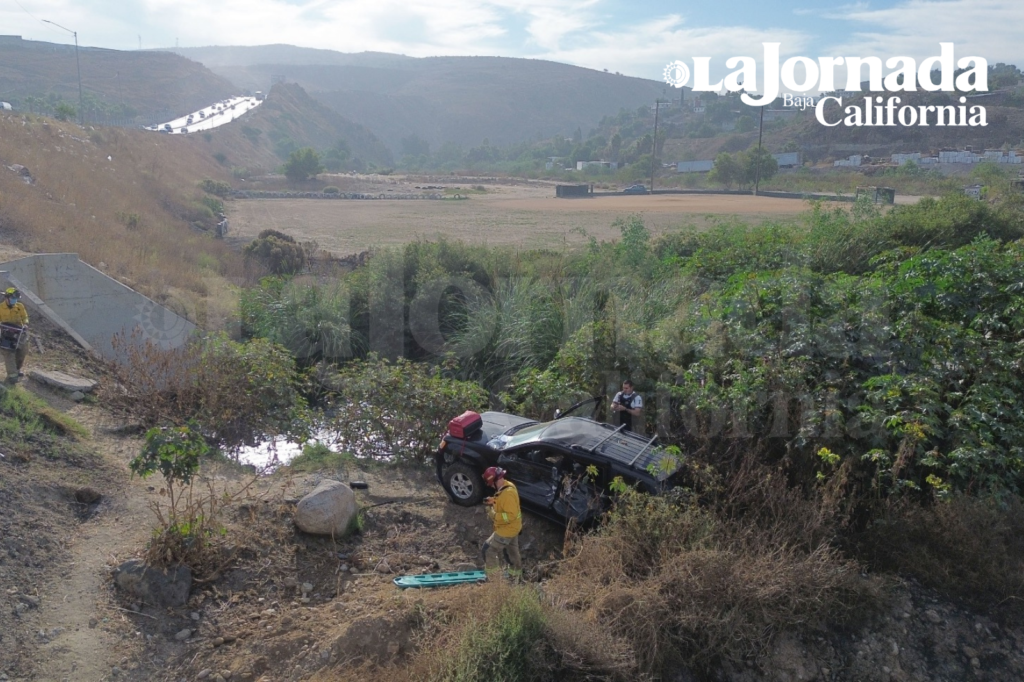 Mujer queda atrapada en su vehículo tras volcarse en la Vía Rápida Poniente