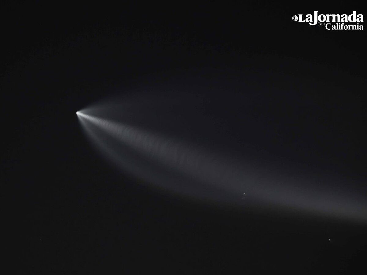 Así lució el cielo de Baja California por el paso del cohete de SpaceX