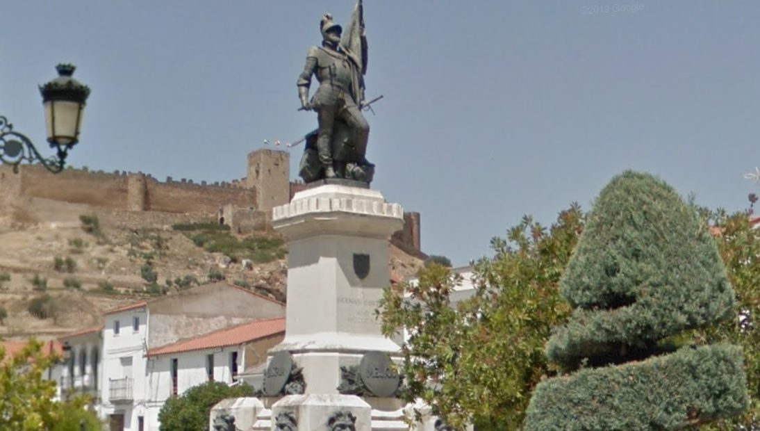 Monumento a Hernán Cortés frente a la alcaldía de Medellín, su pueblo natal en España. Foto tomada de Google Maps