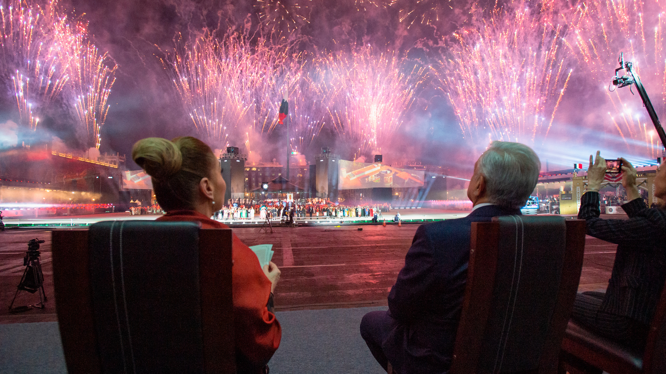 López Obrador y Beatriz Gutiérrez en el aniversario del inicio de la Independencia. Foto tomada de @lopezobrador_