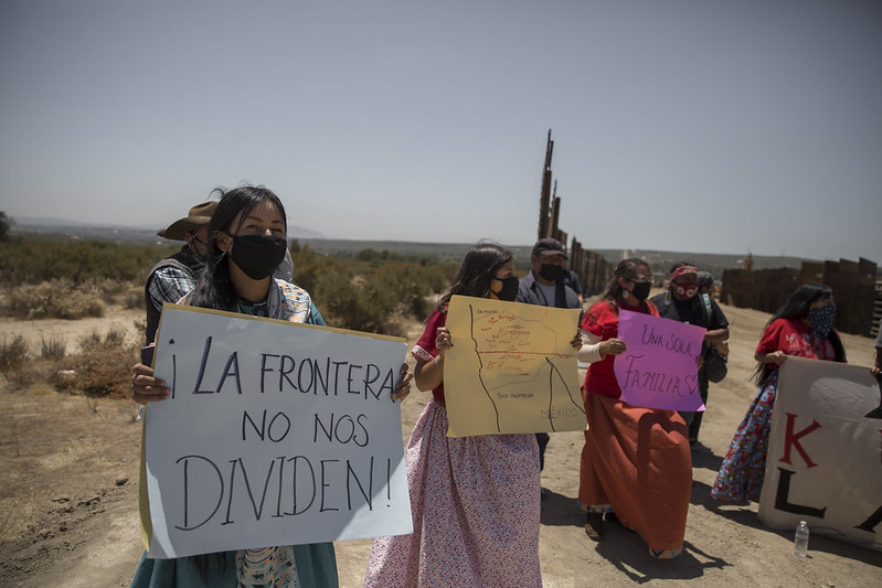 Protesta de kumiais en julio de 2020 contra la construcción de un muro fronterizo en Tecate por parte de Estados Unidos. Foto Banco de Imágenes Tijuana