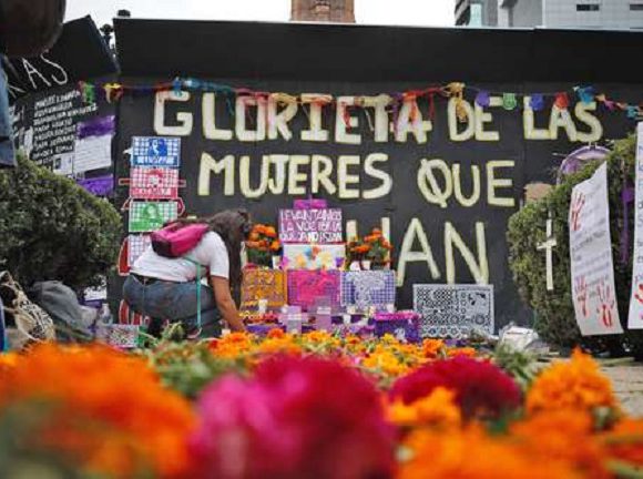 Ofrenda por "las que ya no están", víctimas de femnicidio. Foto Cristina Rodríguez / La Jornada