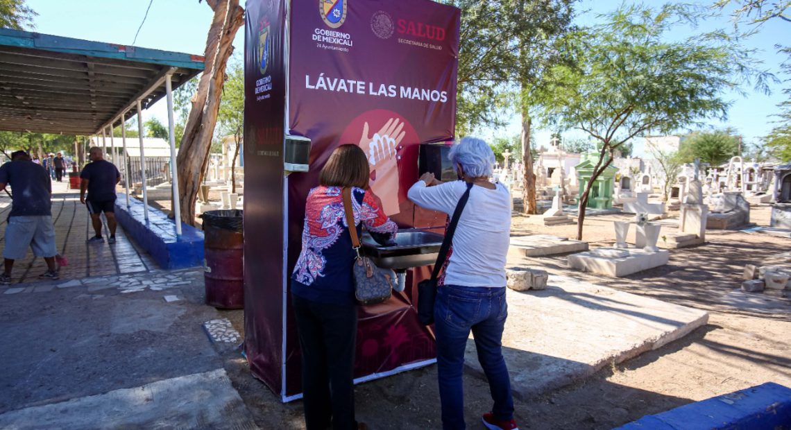 Lavamanos en panteones de Mexicali. Foto La Jornada Baja California
