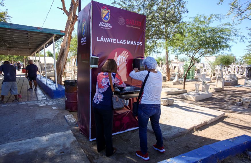 Lavamanos en panteones de Mexicali. Foto La Jornada Baja California