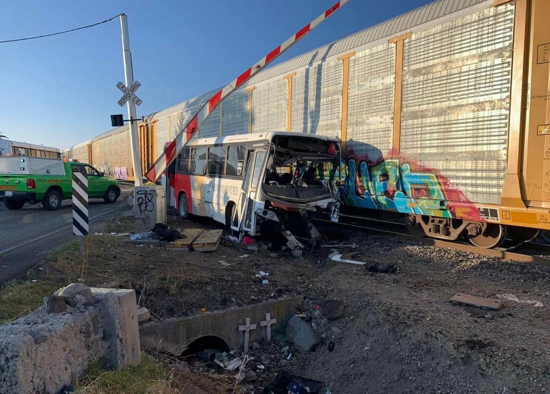Un muerto y 18 heridos por choque de autobús y tren en Toluca