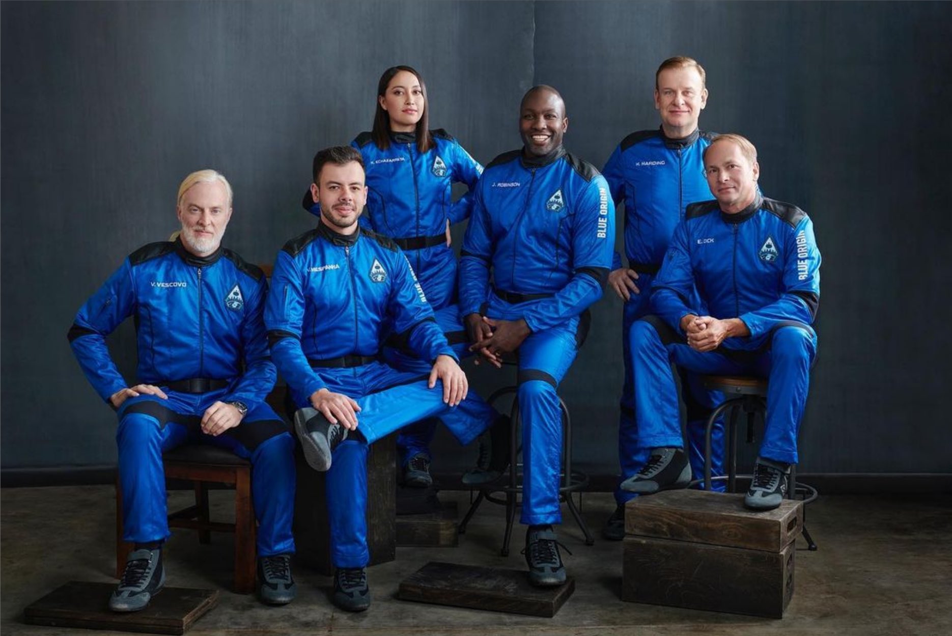 Katya Echazarreta junto al resto de la tripulación del cohete New Shepard.