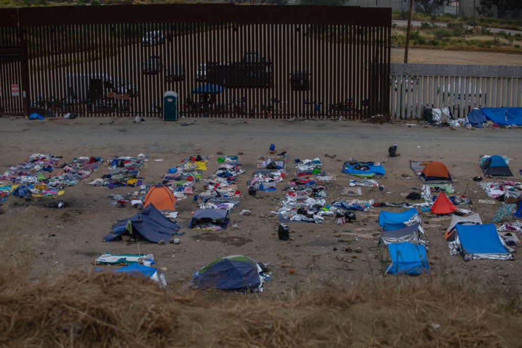Así quedo el campamento tras la retirada de los migrantes. Foto: Omar Martinez 