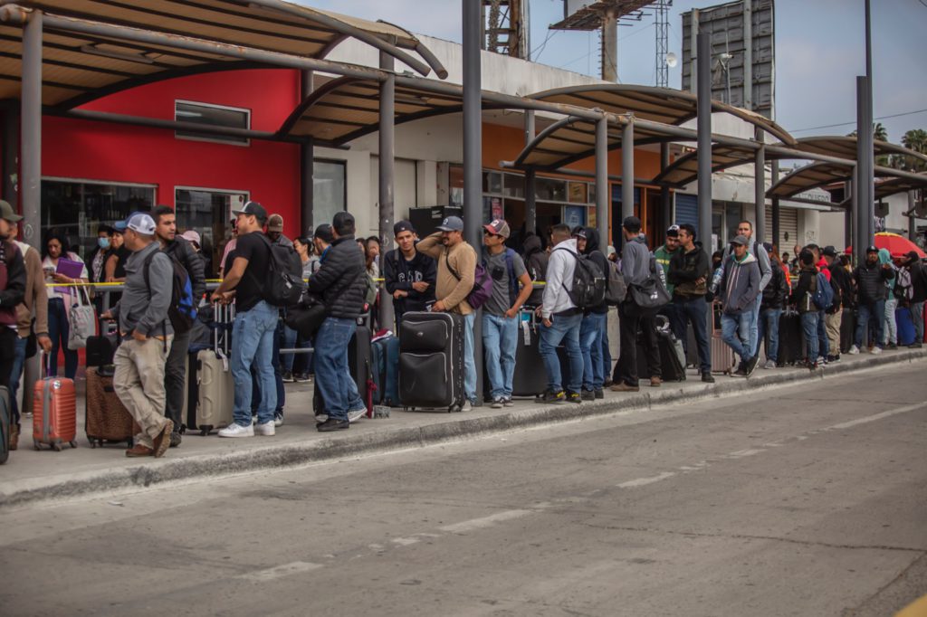 Un grupo de migrantes en San Ysidro hacen fila para cruzar 
Foto: Omar Martínez 