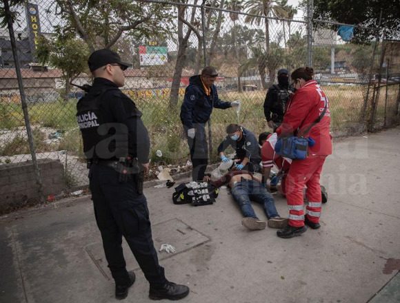 La Cruz Roja atiende a hombre que presentó crisis por sobredosis en Tijuana. Foto Omar Martínez
