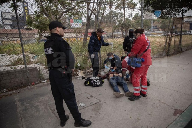 La Cruz Roja atiende a hombre que presentó crisis por sobredosis en Tijuana. Foto Omar Martínez