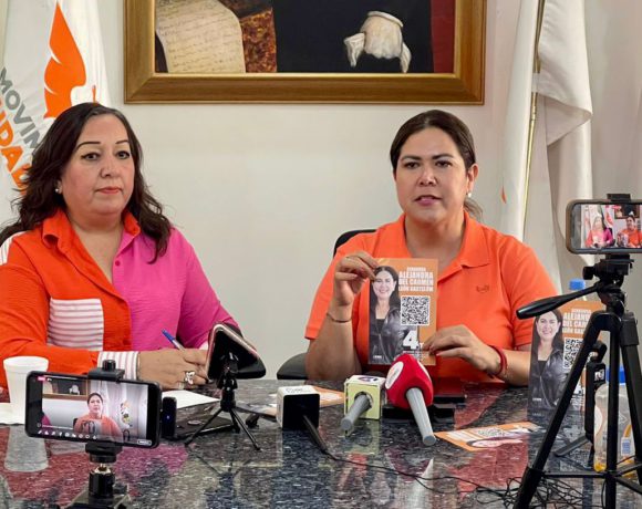 La Dirigente Estatal, Mtra. Bertha Sánchez Lara, respaldo a la senadora Alejandra León Gastélum a la rueda de prensa en Mexicali.