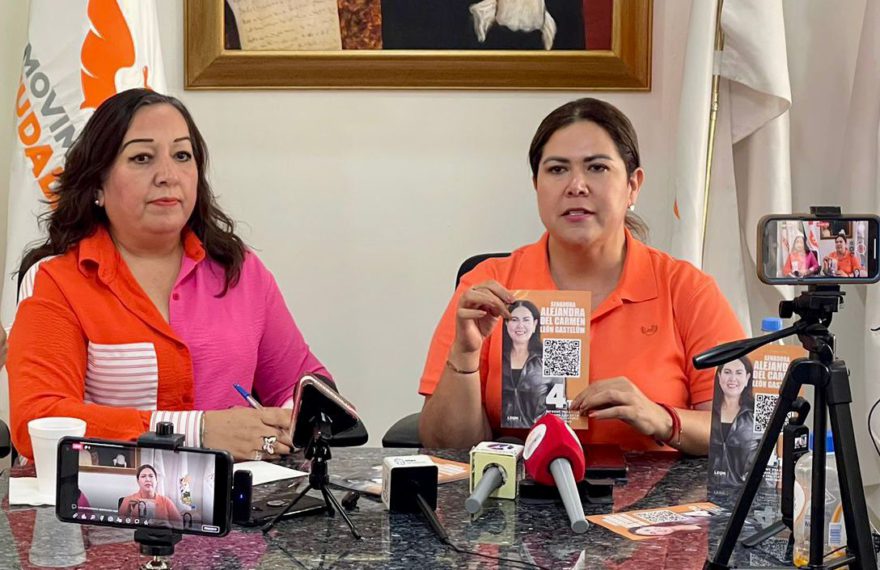 La Dirigente Estatal, Mtra. Bertha Sánchez Lara, respaldo a la senadora Alejandra León Gastélum a la rueda de prensa en Mexicali.