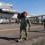 Alrededor de 150 elementos del Ejército Mexicano arribaron esta mañana a la Base Aérea Militar No. 12, en Tijuana.
