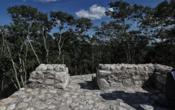 La milenaria ciudad es cercana al importante río Candelaria, a unos 40 kilómetros del pueblo con ese nombre y donde se ubica una parada del Tren Maya, que iniciará su funcionamiento a finales de diciembre.