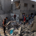 La oficina de medios de comunicación gubernamental en Gaza dijo en un comunicado que aviones israelíes bombardearon varias viviendas habitadas y zonas concurridas en diversas ciudades de la Franja de Gaza.