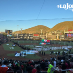 El final del espectáculo inaugural llegó a su fin con un inmenso show de luces y pirotecnia que se alargó por más de cinco coloridos minutos en celebración de la nueva temporada del rey de los deportes en Tijuana.