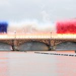 Los colores de la bandera francesa en el río Sena.