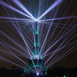 La torre Eiffel iluminada por un espectáculo de luces.