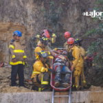 re.- Un hombre de 45 años fue rescatado por bomberos después de quedar atrapado bajo un talud de tierra en una vivienda en la cual se encontraba realizando trabajos de construcción en la colonia Niños Héroes.