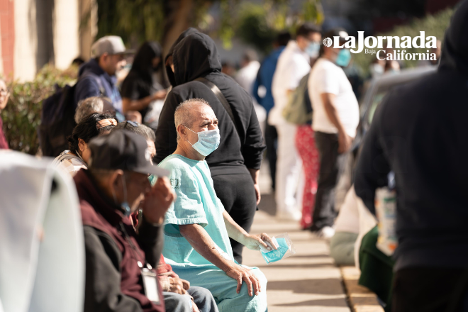 Evacúan a 300 personas de la clínica 20 del IMSS por fuga de gas en el Díaz Ordaz