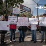 Trabajadores del Issstecali se manifestaron en las instalaciones de El Mirador, en Tijuana. Foto Luis Bautista / Border Zoom