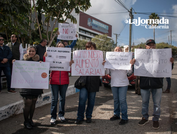 Trabajadores del Issstecali se manifestaron en las instalaciones de El Mirador, en Tijuana. Foto Luis Bautista / Border Zoom