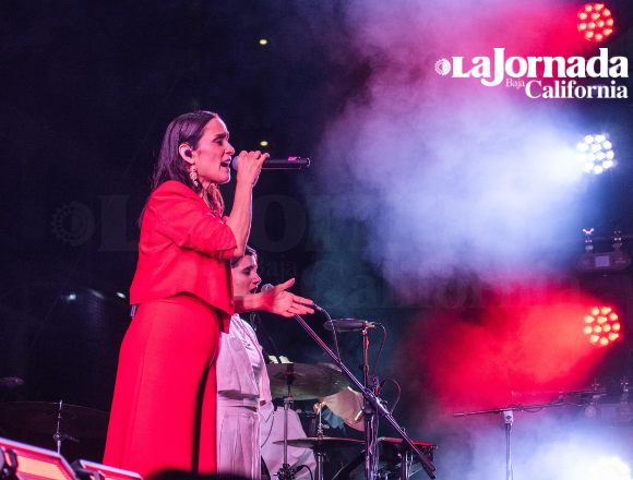 Julieta Venegas durante su concierto en la avenida Revolución, en Tijuana. Foto Luis Bautista / Border Zoom