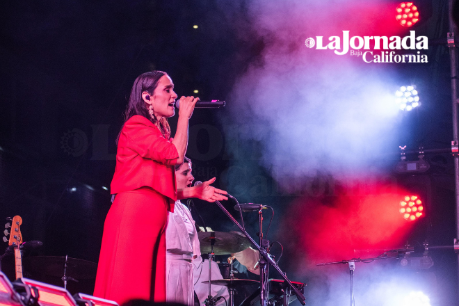 Julieta Venegas durante su concierto en la avenida Revolución, en Tijuana. Foto Luis Bautista / Border Zoom