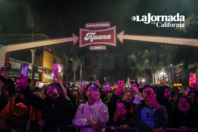 Julieta Venegas durante su concierto en la avenida Revolución, en Tijuana. Foto Luis Bautista / Border Zoom