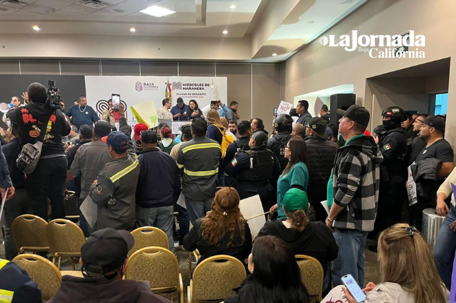 Portazo de manifestantes contra Ley de Issstecali durante mañanera de la gobernadora de BC