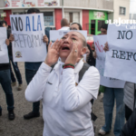 Trabajadores del Issstecali se manifestaron en las instalaciones de El Mirador, en Tijuana. Foto Luis Bautista / Border Zoom