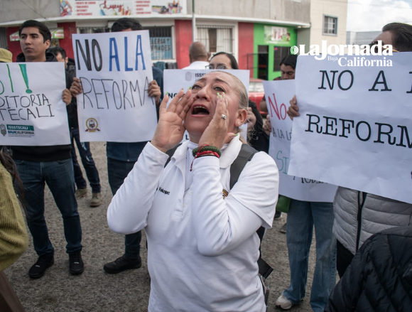 Trabajadores del Issstecali se manifestaron en las instalaciones de El Mirador, en Tijuana. Foto Luis Bautista / Border Zoom