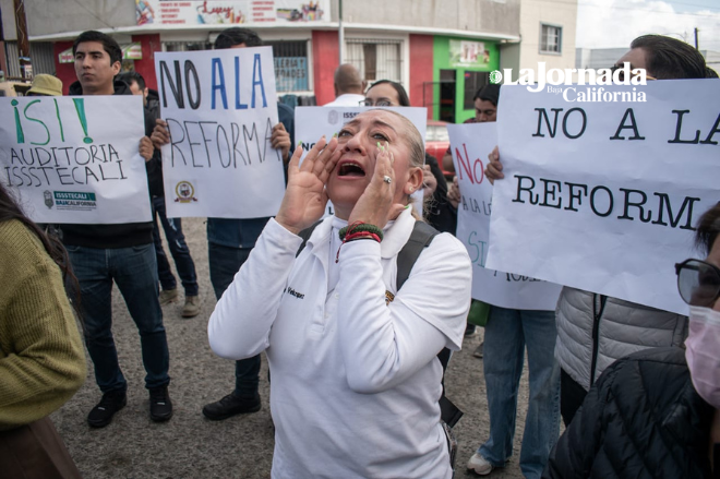 Trabajadores del Issstecali se manifestaron en las instalaciones de El Mirador, en Tijuana. Foto Luis Bautista / Border Zoom