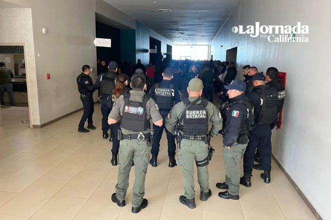 Portazo de manifestantes contra Ley de Issstecali durante mañanera de la gobernadora de BC