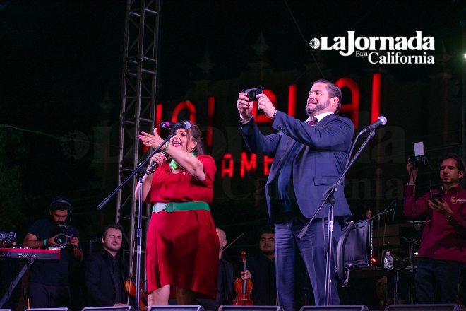 Julieta Venegas durante su concierto en la avenida Revolución, en Tijuana. Foto Luis Bautista / Border Zoom