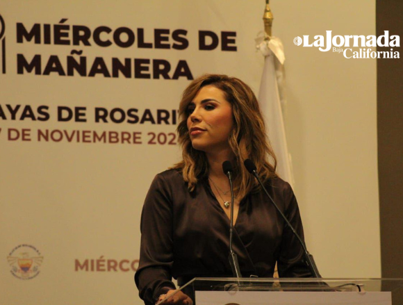 Portazo de manifestantes contra Ley de Issstecali durante mañanera de la gobernadora de BC