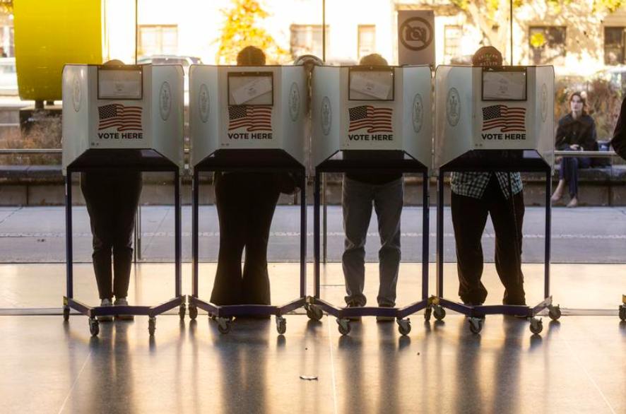 Votantes llenan sus boletas en un colegio electoral en el Museo de Brooklyn en Nueva York, Estados Unidos. 
