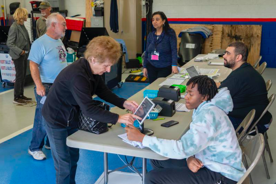 Fila para votar en Fort Lee, Nueva Jersey, Estados Unidos.