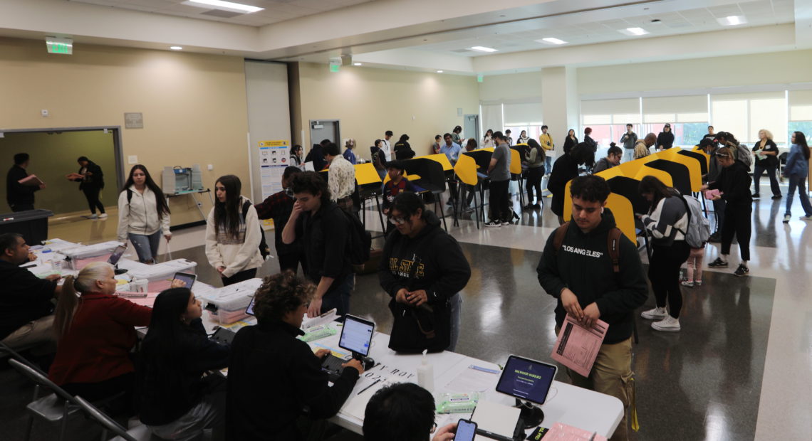 Votantes hacen fila para registrarse en un colegio electoral durante las elecciones presidenciales estadounidenses de 2024 en el condado de Los Ángeles, California, Estados Unidos, el 5 de noviembre de 2024.