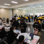 Votantes hacen fila para registrarse en un colegio electoral durante las elecciones presidenciales estadounidenses de 2024 en el condado de Los Ángeles, California, Estados Unidos, el 5 de noviembre de 2024.