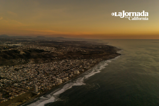 Imágenes del colorido atardecer registrado este domingo desde Playas de Tijuana,