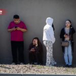 Un tractocamión y un taxi de la empresa Altisa -el cual transportaba pasajeros, incluidos menores de edad- chocaron esta mañana en la carretera libre Rosarito-Tijuana, a pocos metros del puente del nodo Morelos, dejando un saldo de 16 personas lesionadas.