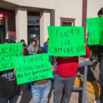 Los manifestantes llegaron portando cartulinas y carteles con consignas como “Fuera Pepos”.