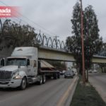 Tras el impacto, el vehículo y el remolque quedaron invadiendo un carril de la vía lenta, generando retenciones viales en la zona.