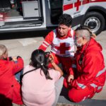 Paramédicos de la Cruz Roja acudieran al lugar para brindar atención médica a los ocupantes del taxi.
