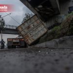 La caja de carga del camión superaba la altura permitida del puente, lo que impidió su paso y causó el accidente.