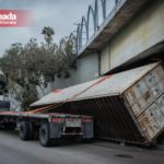 Un tráiler chocó contra el puente del Ferrocarril en la Vía Rápida Oriente la mañana de este miércoles.