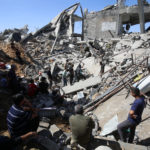 (250516) -- GAZA, 16 mayo, 2025 (Xinhua) -- Palestinos inspeccionan edificios destruidos tras un ataque aéreo israelí en el campamento de refugiados de Jabalia, en el norte de la Franja de Gaza, el 16 de mayo de 2025. La cifra de palestinos muertos por ataques israelíes en el norte de la Franja de Gaza ha superado los 100 estas últimas 12 horas, informó el viernes la Defensa Civil en este territorio. (Xinhua/Rizek Abdeljawad) (oa) (ra) (vf)