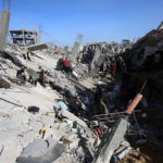 (250516) -- GAZA, 16 mayo, 2025 (Xinhua) -- Palestinos inspeccionan edificios destruidos tras un ataque aéreo israelí en el campamento de refugiados de Jabalia, en el norte de la Franja de Gaza, el 16 de mayo de 2025. La cifra de palestinos muertos por ataques israelíes en el norte de la Franja de Gaza ha superado los 100 estas últimas 12 horas, informó el viernes la Defensa Civil en este territorio. (Xinhua/Rizek Abdeljawad) (oa) (ra) (vf)